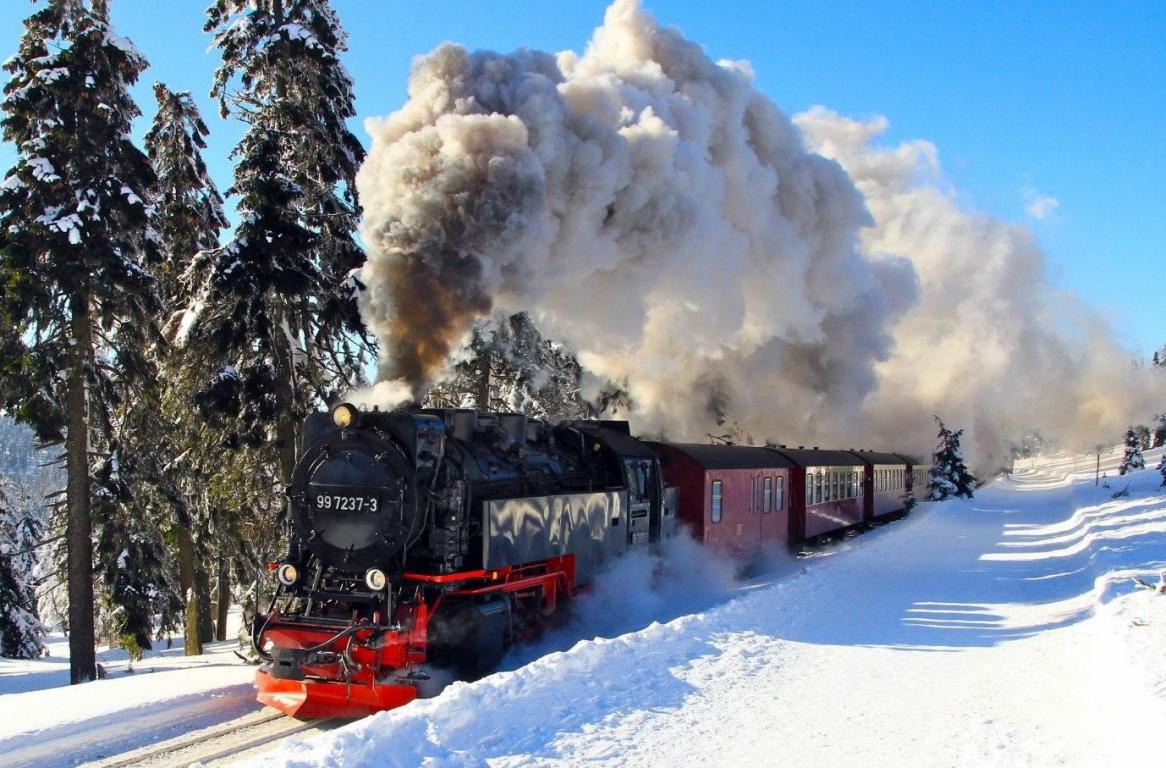DKEkbZBxFm1_train_vapeur_dans_la_neige.jpg