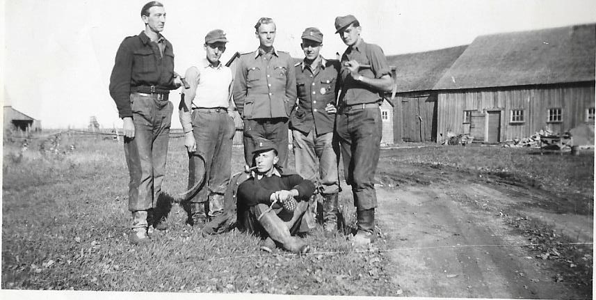 GClto3suniy_Prisonniers-allemands-Farnham-1945.jpg