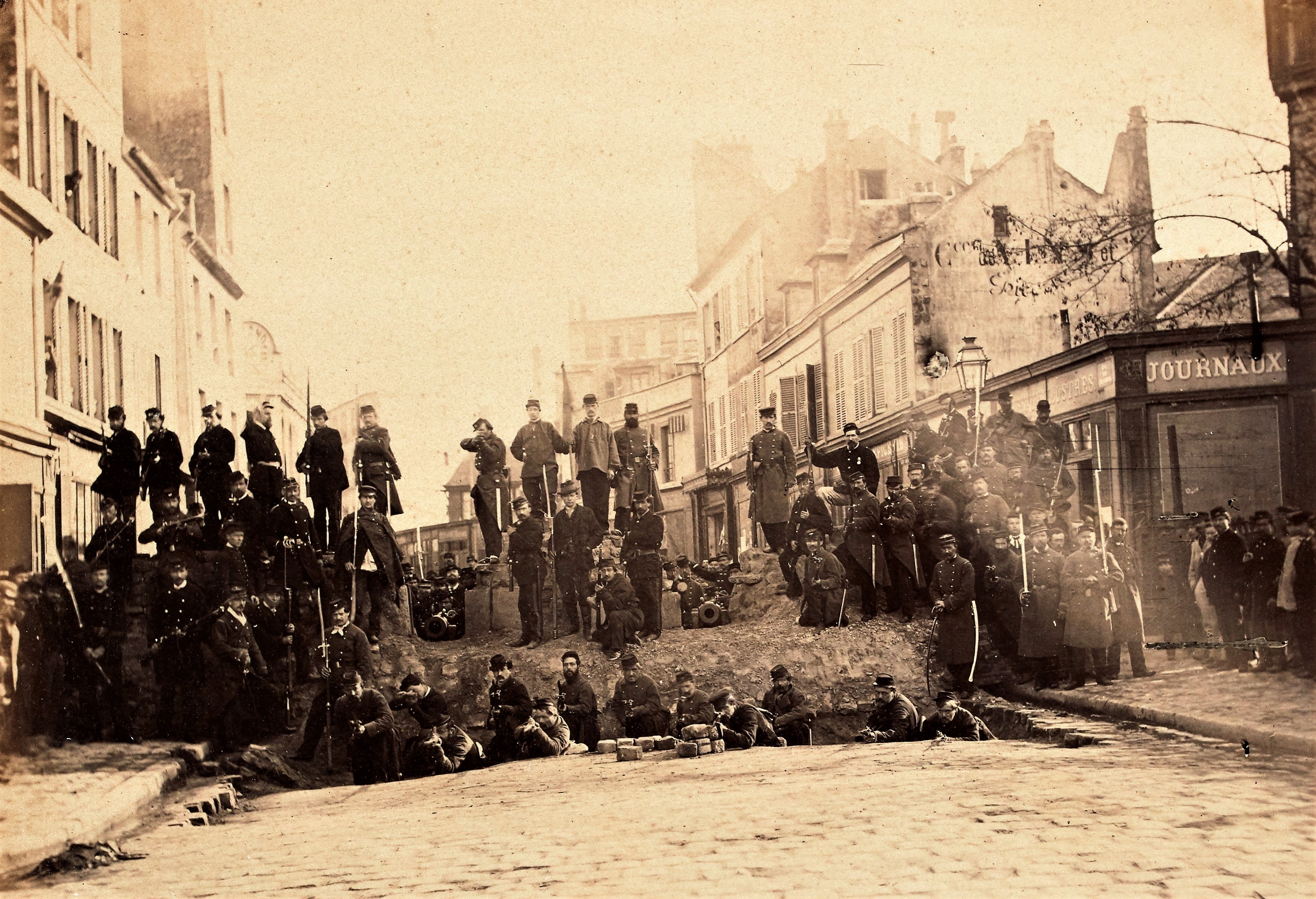 KDwtF3RiOkP_barricade-de-la-rue-des-amandiers-18-mars-1871.jpg