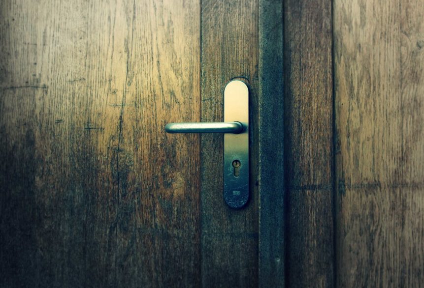 KKAkNNzoIcK_wooden-door-with-handle-861x586.jpg