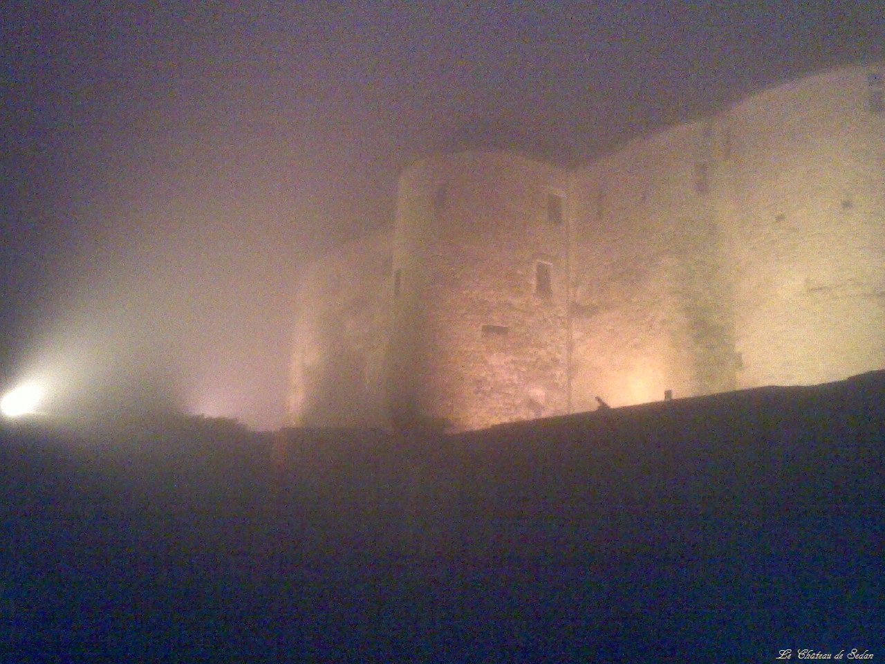 KKkrnjTQUsK_chateau-Sedan-brouillard.jpg