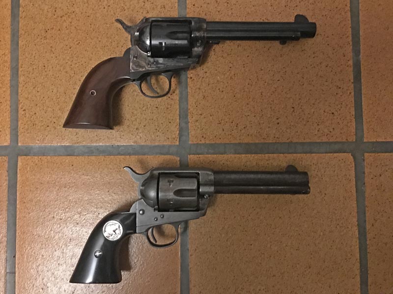 Comparaison Colt 1897 origine et une copie Pietta NCzuD7wAZty_Comparaison-Colt-1897-Calibre-45-Colt-et-Pietta-2024-Calibre-45-Long-Colt-recto-800x600