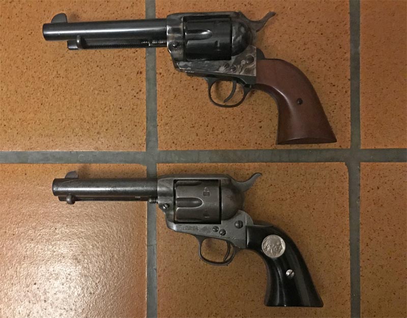 Comparaison Colt 1897 origine et une copie Pietta NCzuFmoHGvy_Comparaison-Colt-1897-Calibre-45-Colt-et-Pietta-2024-Calibre-45-Long-Colt-verso-800x653